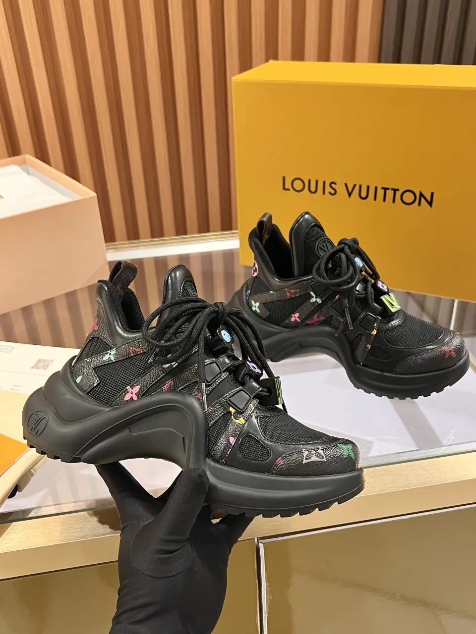 👟👟Ex-factory price 720👟👟 This three-color LV is different. 2025 new Murakami Takashi co-branded black three-color LV fancy button model Archlight donkey brand hardware casual sports dad shoes with an increased heel height of about 5.5cm, 35-41 white letter buckle